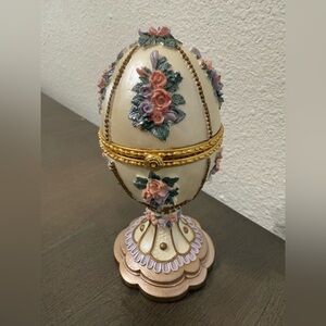 Floral Decorative Egg with Gold Accents Musical Trinket Music Box Vintage
